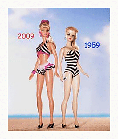Deux poupées Barbie côte à côte en maillot de bain, l'une datée 1959, l'autre 2009 avec une silhouette plus mince et élancée